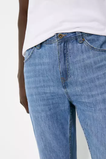 Сверхлегкие джинсы кроя regular fit с потёртостями