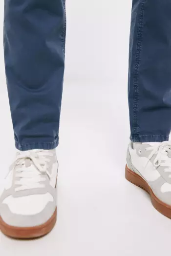 Легкі кольорові штани крою Slim fit із п'ятьма кишенями