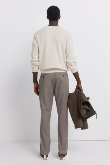 Чиносы комфортного кроя