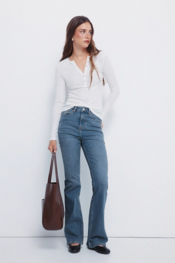 Приталенная футболка с пуговицами