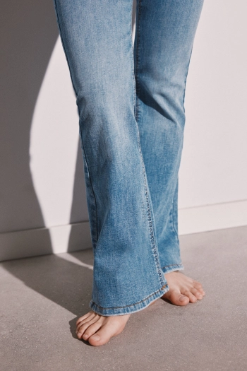 Хлопковые расклешенные джинсы