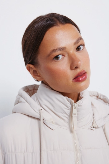 Куртка-пуховик з капюшоном із переробленого поліестеру