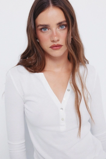 Приталенная футболка с пуговицами