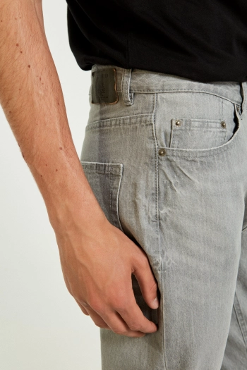 Светло-серые джинсы кроя Regular Fit