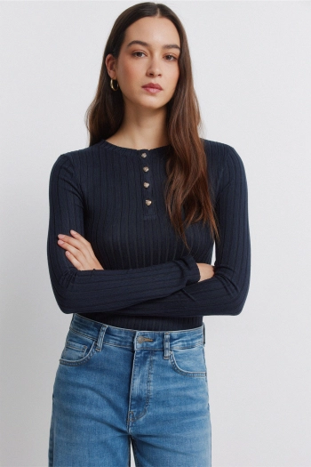 Футболка з ребристою горловиною на ґудзиках