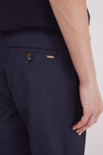 Брюки-чиносы кроя Slim fit с микропринтом