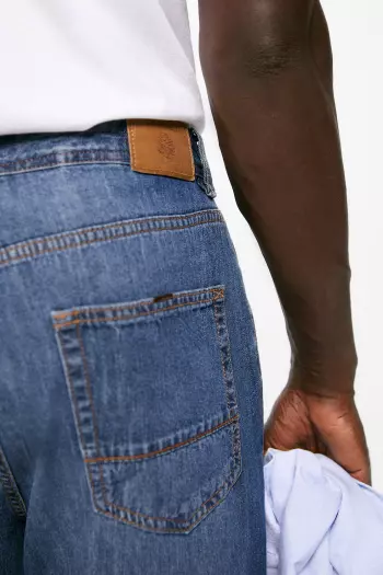 Сверхлегкие джинсы кроя regular fit с потёртостями
