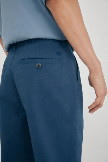 Легкие удобные брюки-чинос slim fit