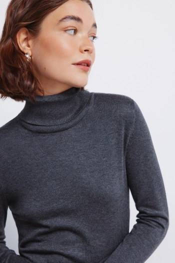 Джемпер с высоким воротником, пуговицами и манжетами