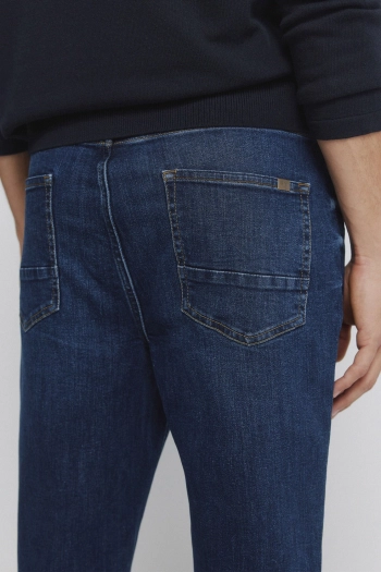 Джинси темного відтінку, стиль slim fit