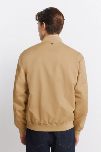 Легка куртка-бомбер із водовідштовхувальним ефектом