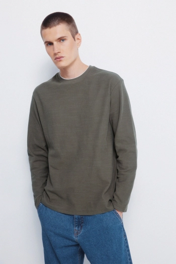 Футболка з довгим рукавом та подвійним коміром