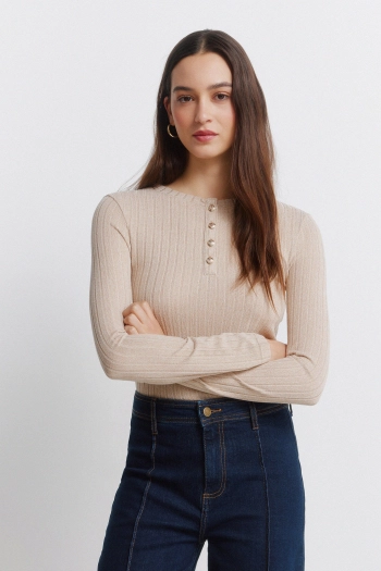 Футболка з ребристою горловиною на ґудзиках