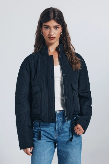 Укорочена стьобана куртка з кишенями