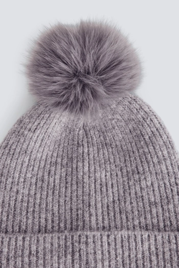 В'язана шапка з помпоном