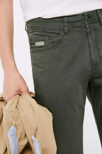 Легкі кольорові штани крою Slim fit із п'ятьма кишенями
