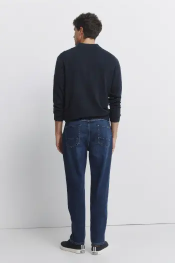 Джинси темного відтінку, стиль slim fit