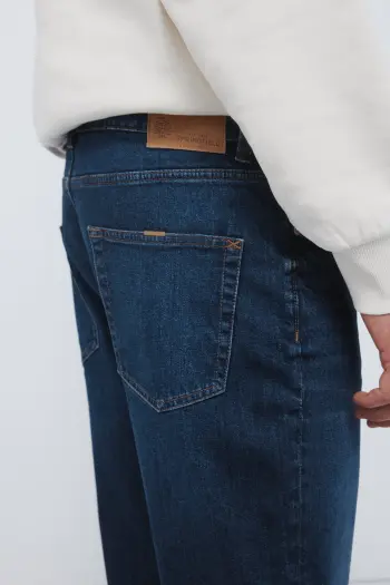 Джинсы Regular Fit с эффектом потертости