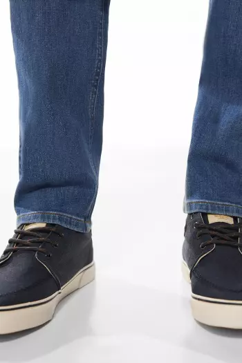 Джинсы кроя slim fit  средней потертости