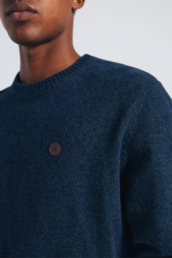 Однотонний светр із фактурної крученої пряжі