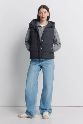 Стеганый жилет с капюшоном