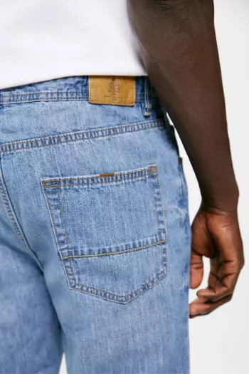 Сверхлегкие джинсы кроя regular fit с потёртостями