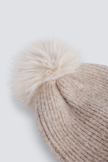 Вязаная шапка с помпоном
