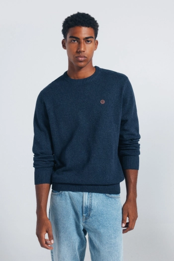 Однотонний светр із фактурної крученої пряжі