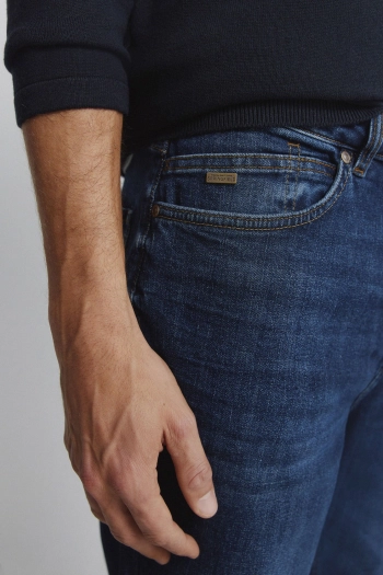 Джинси темного відтінку, стиль slim fit