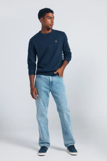 Однотонний светр із фактурної крученої пряжі