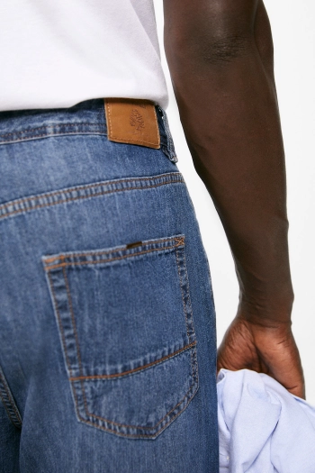 Надлегкі джинси крою regular fit з потертостями
