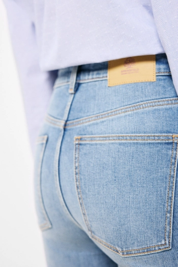 Прямые джинсы с потертостями