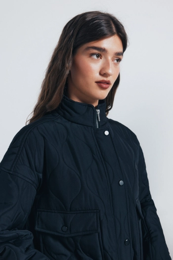 Укорочена стьобана куртка з кишенями