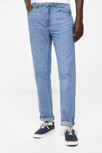 Сверхлегкие джинсы кроя regular fit с потёртостями