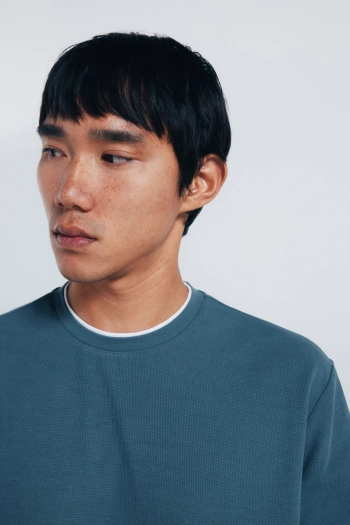 Футболка з довгим рукавом та подвійним коміром