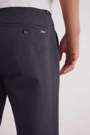 Брюки-чиносы кроя Slim fit с микропринтом
