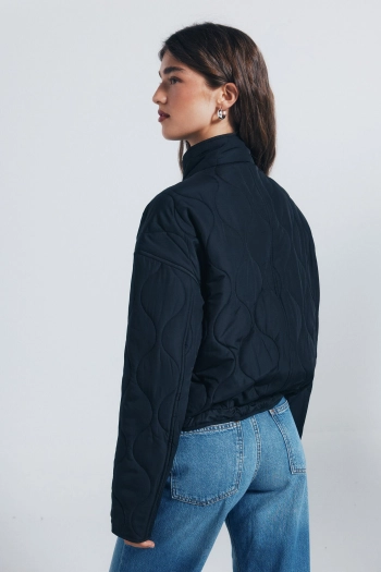 Укорочена стьобана куртка з кишенями