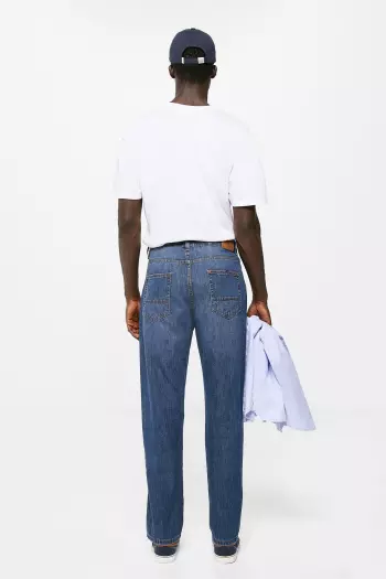 Сверхлегкие джинсы кроя regular fit с потёртостями
