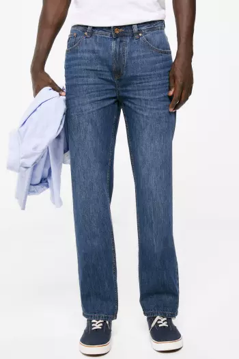 Сверхлегкие джинсы кроя regular fit с потёртостями