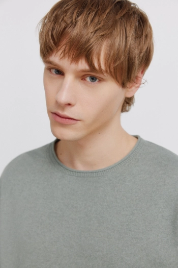 Светр вільного крою