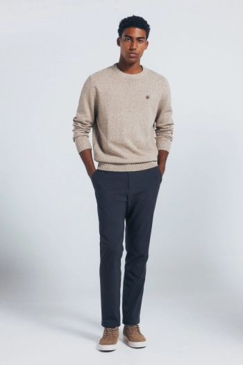 Однотонний светр із фактурної крученої пряжі