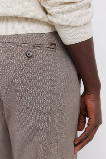 Чиносы комфортного кроя