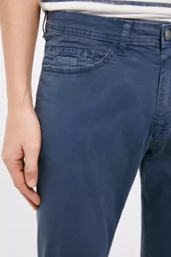 Легкі кольорові штани крою Slim fit із п'ятьма кишенями