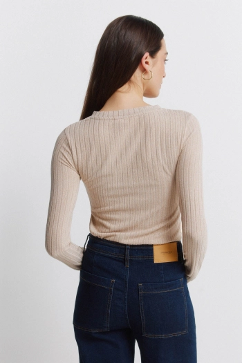 Футболка з ребристою горловиною на ґудзиках