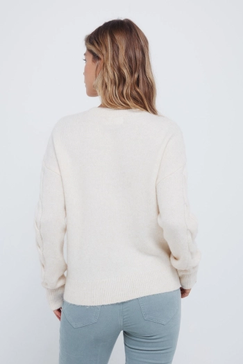 Светр з V-подібним плетінням