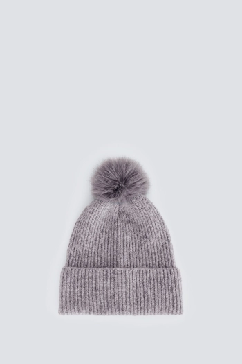 В'язана шапка з помпоном
