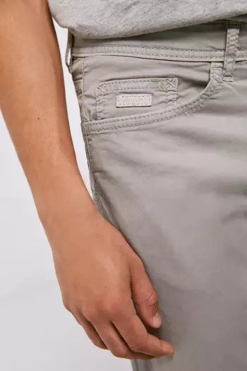 Легкі кольорові штани крою Slim fit із п'ятьма кишенями