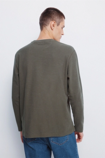 Футболка з довгим рукавом та подвійним коміром