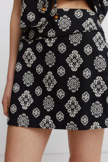 Коротка лляна спідниця з етнічним принтом