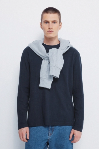 Футболка з довгим рукавом та подвійним коміром